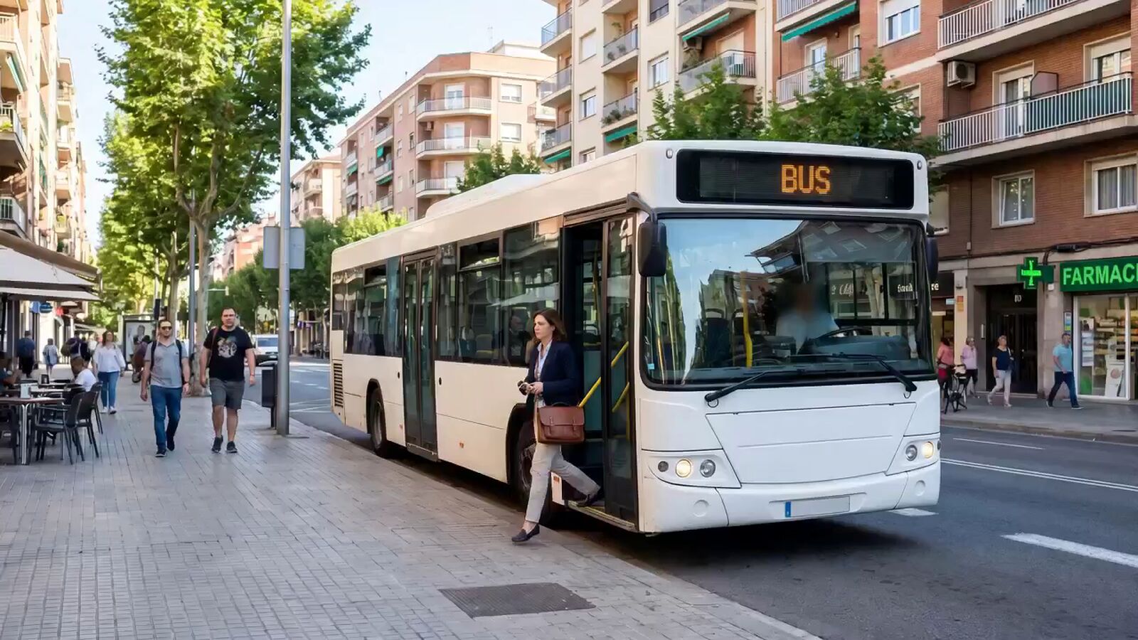 Calle de una ciudad por la mañana con un autobús urbano en su parada y personas caminando hacia el trabajo